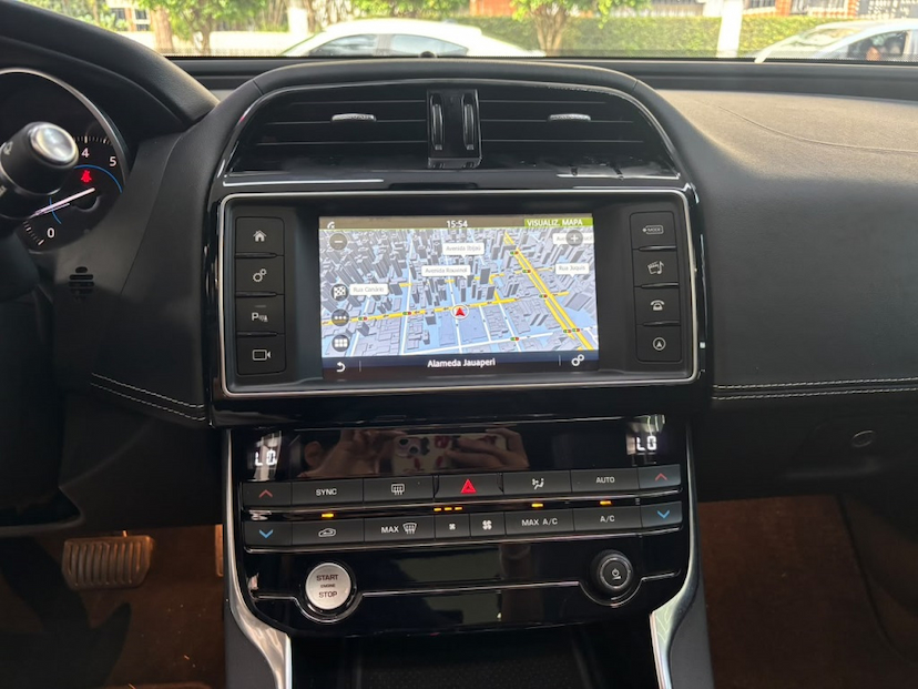 Foto do veículo JAGUAR XE 2.0 16V INGENIUM P250 GASOLINA R-SPORT 4P AUTOMÁTICO 2018 21.873 KM 159.777,00