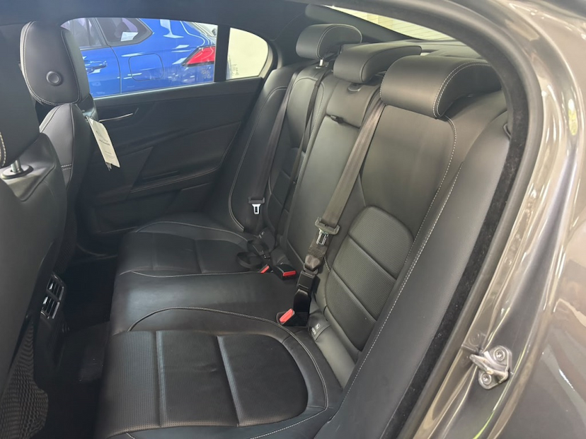Foto do veículo JAGUAR XE 2.0 16V INGENIUM P250 GASOLINA R-SPORT 4P AUTOMÁTICO 2018 21.873 KM 159.777,00