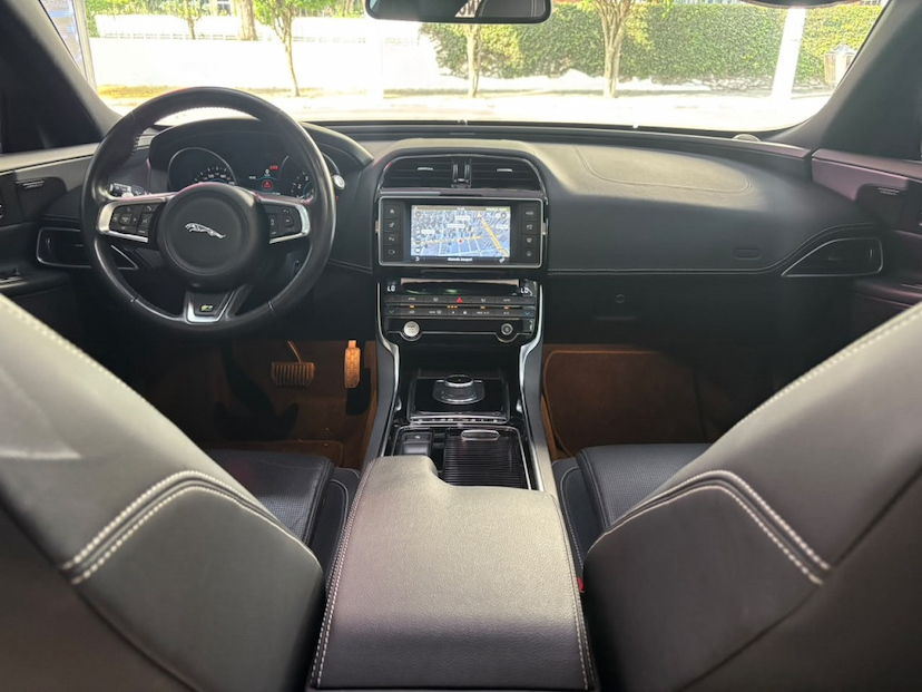 Foto do veículo JAGUAR XE 2.0 16V INGENIUM P250 GASOLINA R-SPORT 4P AUTOMÁTICO 2018 21.873 KM 159.777,00