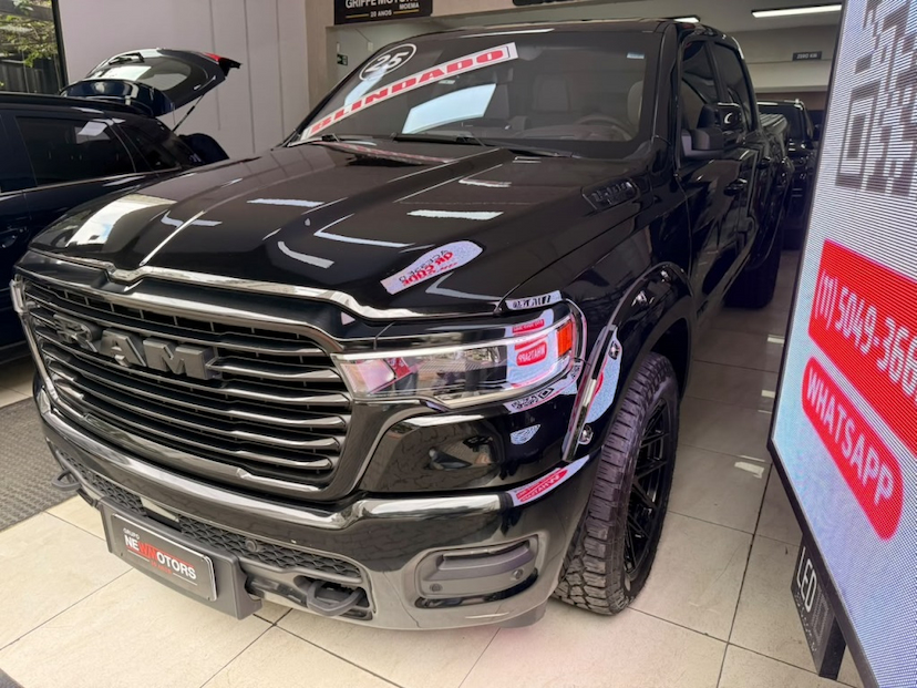 Foto do veículo RAM 1500 3.0 HURRICANE 6 BITURBO GASOLINA LARAMIE NIGHT EDITION CD 4X4 AUTOMÁTICO 2025 10.617 KM 579.777,00