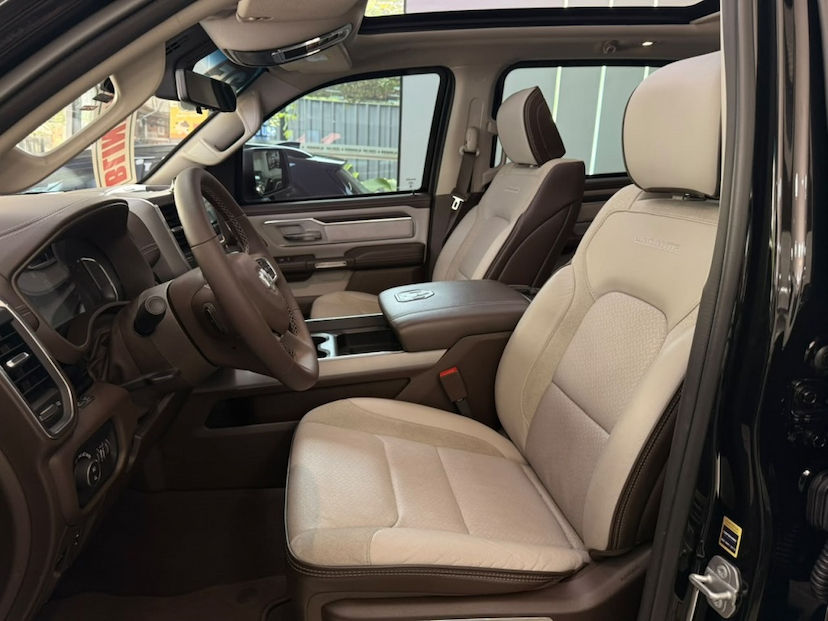 Foto do veículo RAM 1500 3.0 HURRICANE 6 BITURBO GASOLINA LARAMIE NIGHT EDITION CD 4X4 AUTOMÁTICO 2025 10.617 KM 579.777,00
