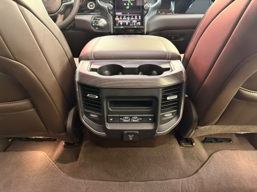 Foto do veículo RAM 1500 3.0 HURRICANE 6 BITURBO GASOLINA LARAMIE NIGHT EDITION CD 4X4 AUTOMÁTICO 2025 10.617 KM 579.777,00