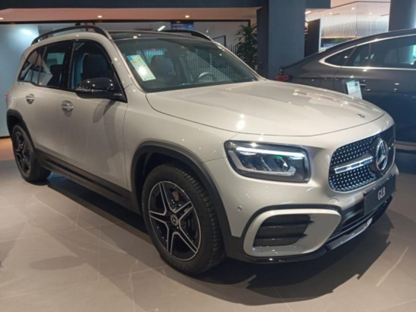 Foto do veículo MERCEDES-BENZ GLB 220 2.0 MHEV NIGHT EDITION 4MATIC 8G-DCT 2026 0 KM R$ 409.900,00