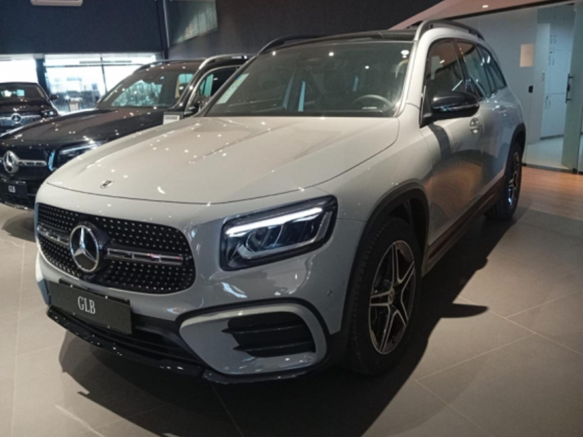 Foto do veículo MERCEDES-BENZ GLB 220 2.0 MHEV NIGHT EDITION 4MATIC 8G-DCT 2026 0 KM R$ 409.900,00