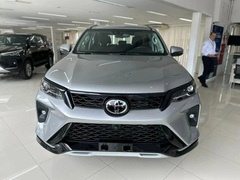 Foto do veículo TOYOTA HILUX SW4 2.8 D-4D TURBO DIESEL SRX PLATINUM 7L 4X4 AUTOMÁTICO 2026 0 KM 378.900,00