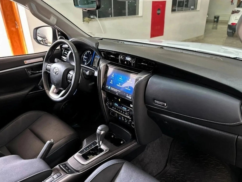 Foto do veículo TOYOTA HILUX SW4 2.8 D-4D TURBO DIESEL SRX PLATINUM 7L 4X4 AUTOMÁTICO 2026 0 KM 378.900,00