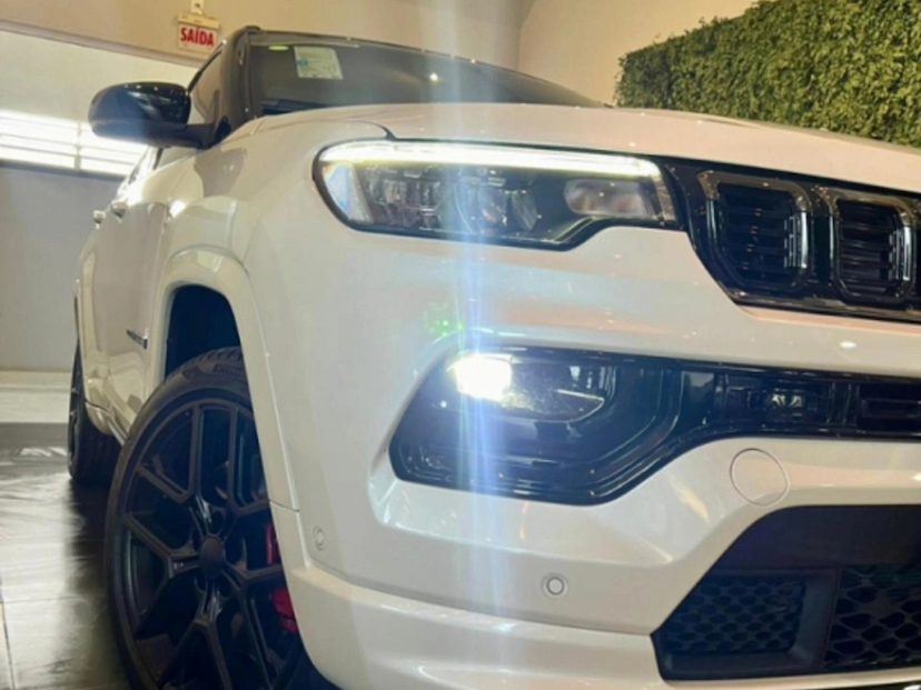 Foto do veículo JEEP COMPASS 2.0 HURRICANE 4 TURBO GASOLINA BLACKHAWK AT9 2026 0 KM 237.777,00