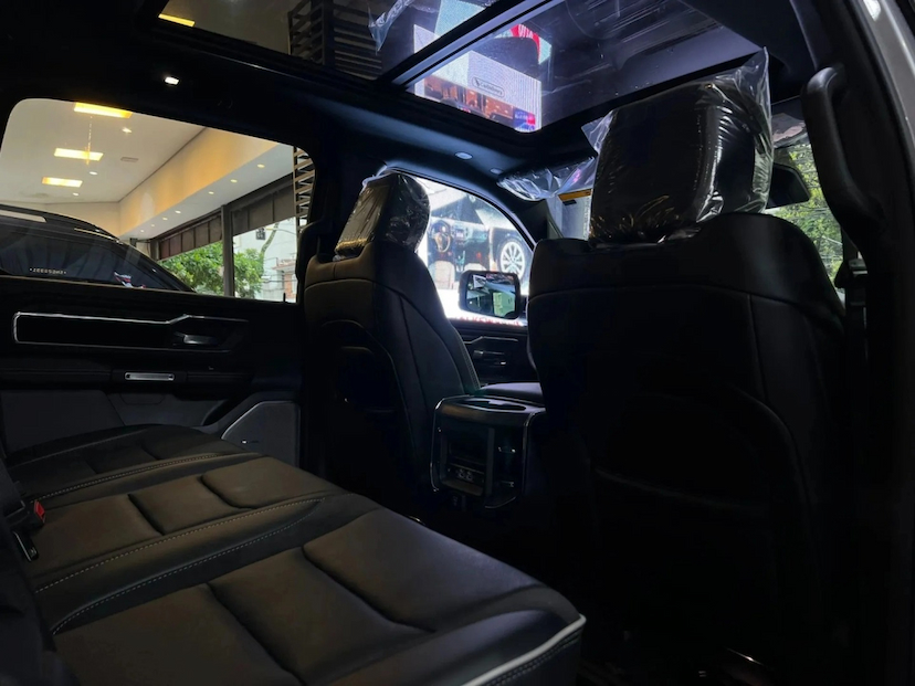 Foto do veículo RAM 1500 3.0 HURRICANE 6 BITURBO GASOLINA LARAMIE NIGHT EDITION CD 4X4 AUTOMÁTICO 2025 0 KM 594.690,00