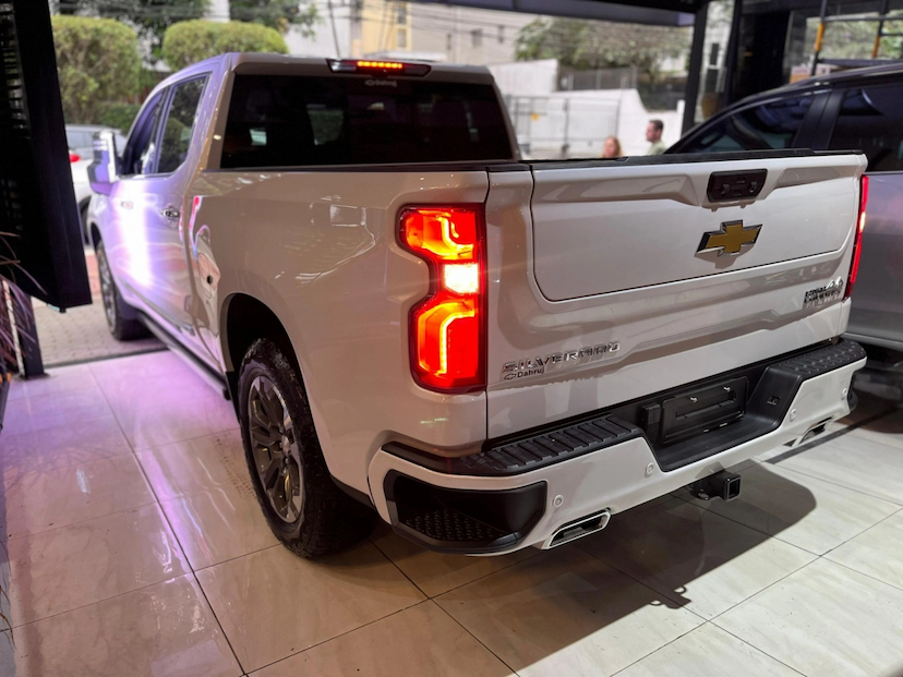 Foto do veículo CHEVROLET SILVERADO 5.3 V8 GASOLINA 1500 HIGH COUNTRY 4X4 AUTOMÁTICO 2026 0 KM 479.800,00