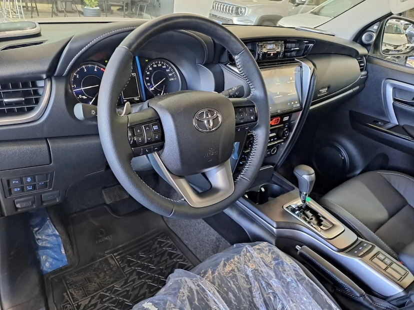Foto do veículo TOYOTA HILUX SW4 2.8 D-4D TURBO DIESEL SRX PLATINUM 7L 4X4 AUTOMÁTICO 2026 0 KM 378.900,00