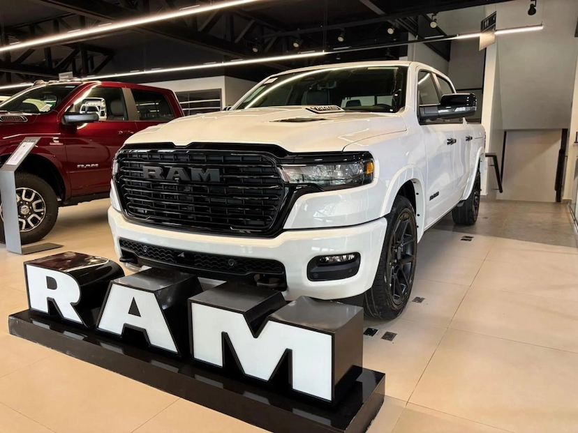 Foto do veículo RAM 1500 3.0 HURRICANE 6 BITURBO GASOLINA LARAMIE NIGHT EDITION CD 4X4 AUTOMÁTICO 2025 0 KM 594.690,00