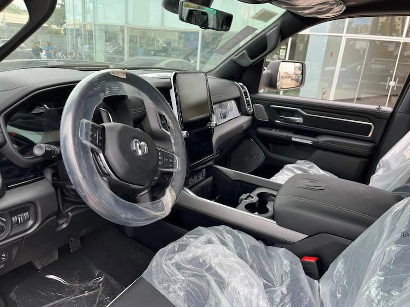 Foto do veículo RAM 1500 3.0 HURRICANE 6 BITURBO GASOLINA LARAMIE NIGHT EDITION CD 4X4 AUTOMÁTICO 2025 0 KM 594.690,00