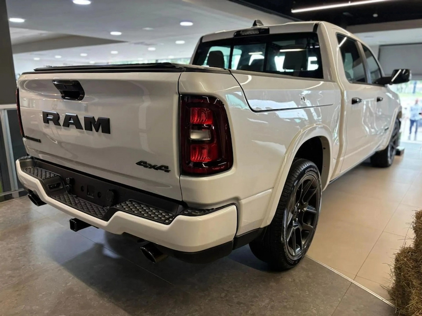 Foto do veículo RAM 1500 3.0 HURRICANE 6 BITURBO GASOLINA LARAMIE NIGHT EDITION CD 4X4 AUTOMÁTICO 2025 0 KM 594.690,00