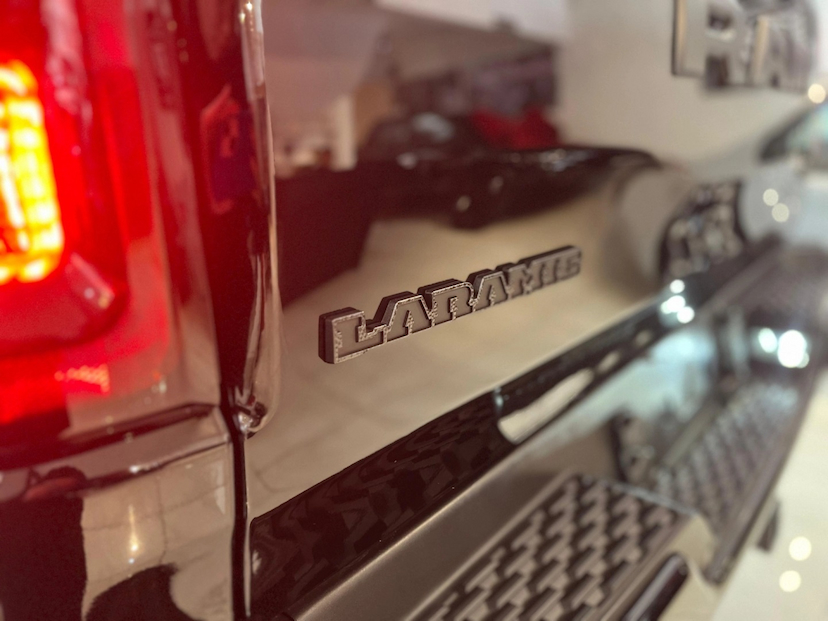 Foto do veículo RAM 1500 3.0 HURRICANE 6 BITURBO GASOLINA LARAMIE NIGHT EDITION CD 4X4 AUTOMÁTICO 2025 0 KM 594.690,00