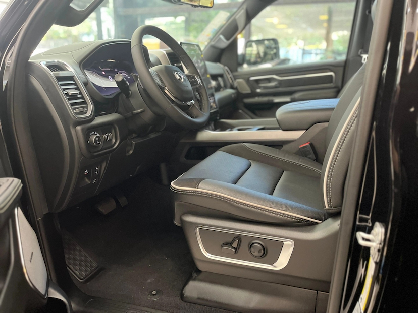 Foto do veículo RAM 1500 3.0 HURRICANE 6 BITURBO GASOLINA LARAMIE NIGHT EDITION CD 4X4 AUTOMÁTICO 2025 0 KM 594.690,00
