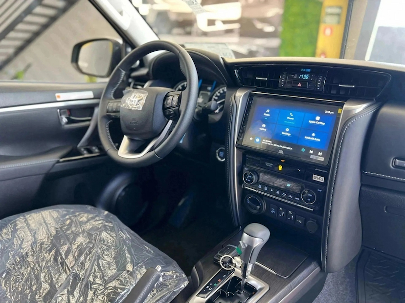 Foto do veículo TOYOTA HILUX SW4 2.8 D-4D TURBO DIESEL SRX PLATINUM 7L 4X4 AUTOMÁTICO 2026 0 KM 389.450,00