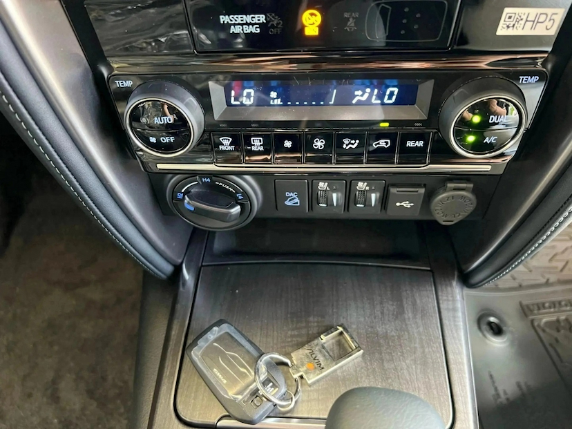 Foto do veículo TOYOTA HILUX SW4 2.8 D-4D TURBO DIESEL SRX PLATINUM 7L 4X4 AUTOMÁTICO 2026 0 KM 389.450,00