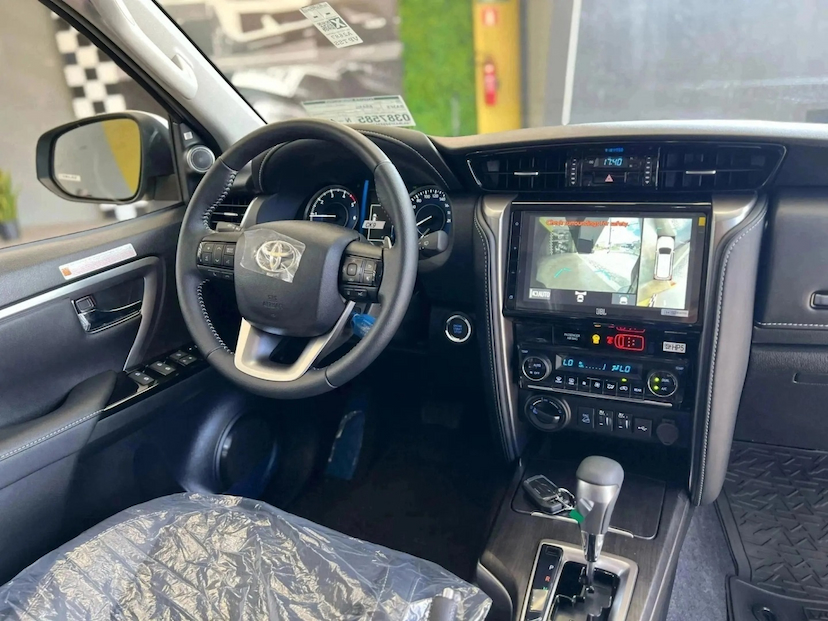 Foto do veículo TOYOTA HILUX SW4 2.8 D-4D TURBO DIESEL SRX PLATINUM 7L 4X4 AUTOMÁTICO 2026 0 KM 389.450,00