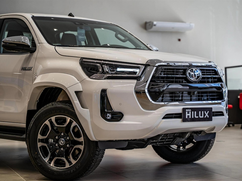 Foto do veículo TOYOTA HILUX 2.8 D-4D TURBO DIESEL CD SRX PLUS 4X4 AUTOMÁTICO 2026 0 KM 327.800,00