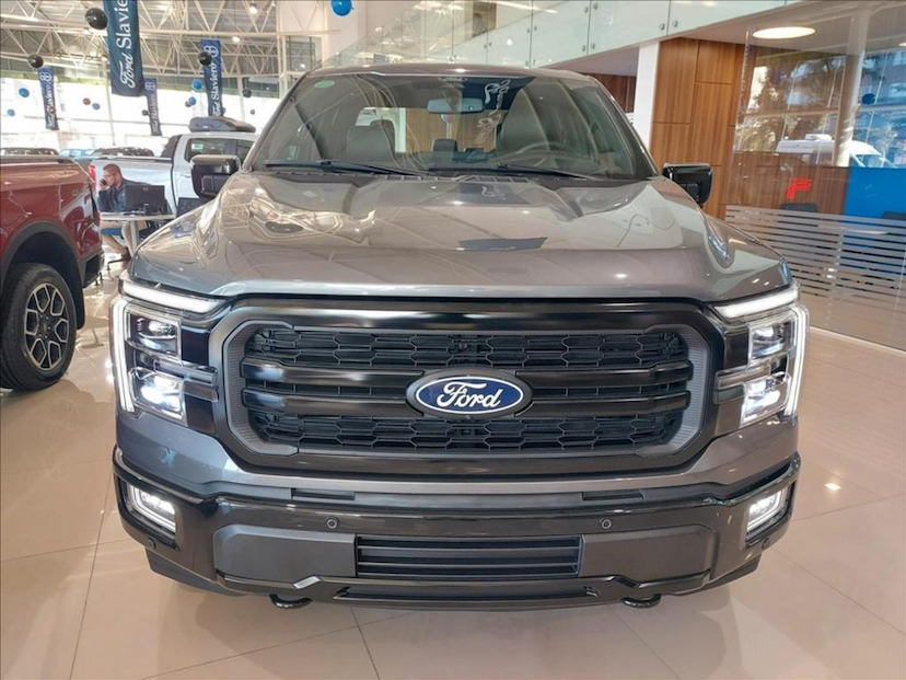 Foto do veículo FORD F-150 5.0 V8 GASOLINA CD LARIAT BLACK FX4 AUTOMÁTICO 2025 0 KM 531.800,00