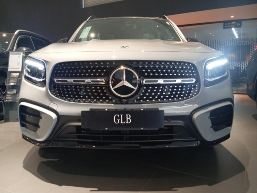 Foto do veículo MERCEDES-BENZ GLB 220 2.0 MHEV NIGHT EDITION 4MATIC 8G-DCT 2026 0 KM R$ 409.900,00