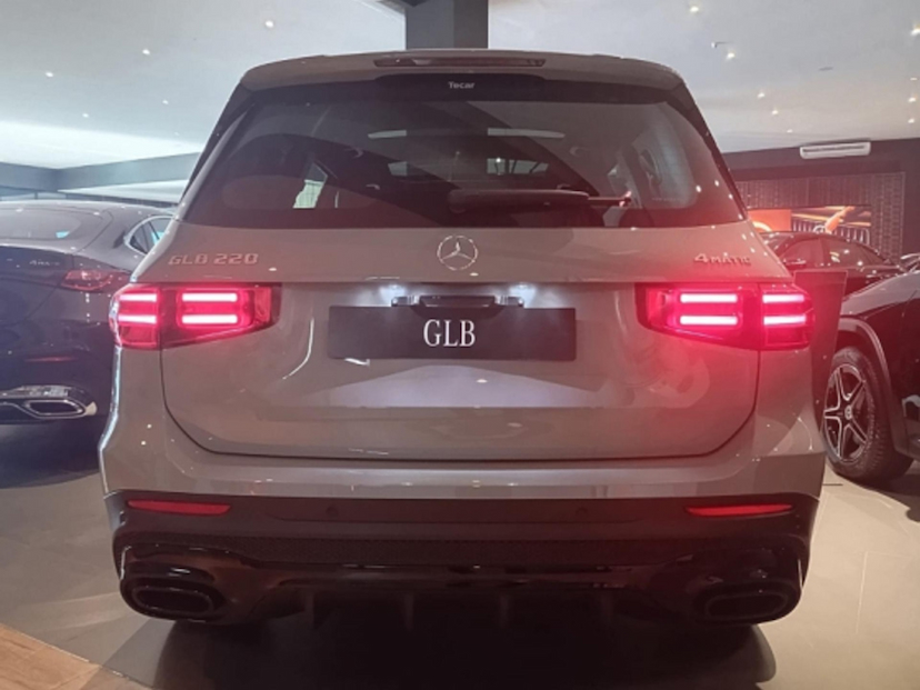 Foto do veículo MERCEDES-BENZ GLB 220 2.0 MHEV NIGHT EDITION 4MATIC 8G-DCT 2026 0 KM R$ 409.900,00