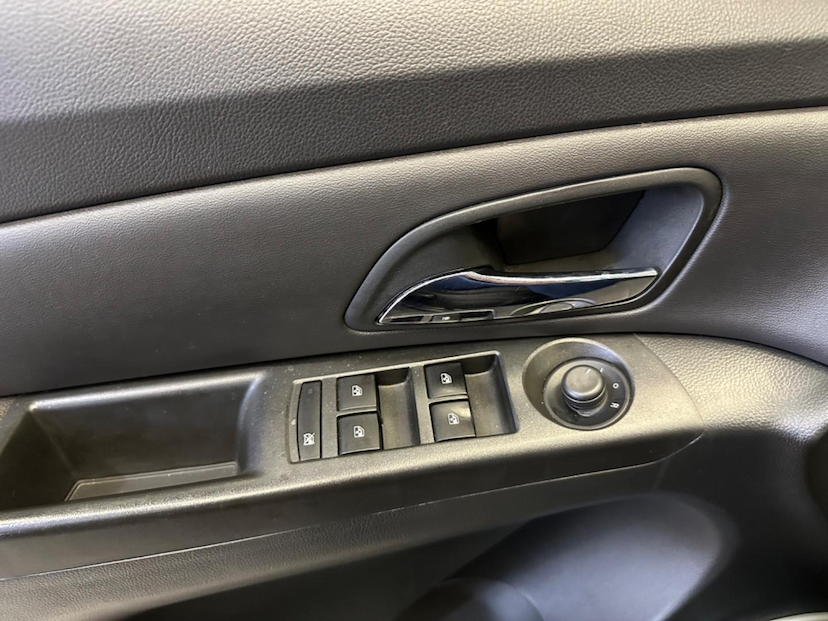 Foto do veículo CHEVROLET CRUZE  1.8 LT 16V FLEX 4P AUTOMÁTICO 2014 118.000 KM 64.900,00