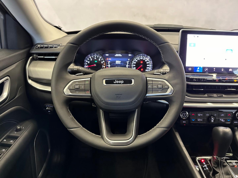 Foto do veículo JEEP COMPASS  LONG TF 2023 15.122 KM 146.900,00