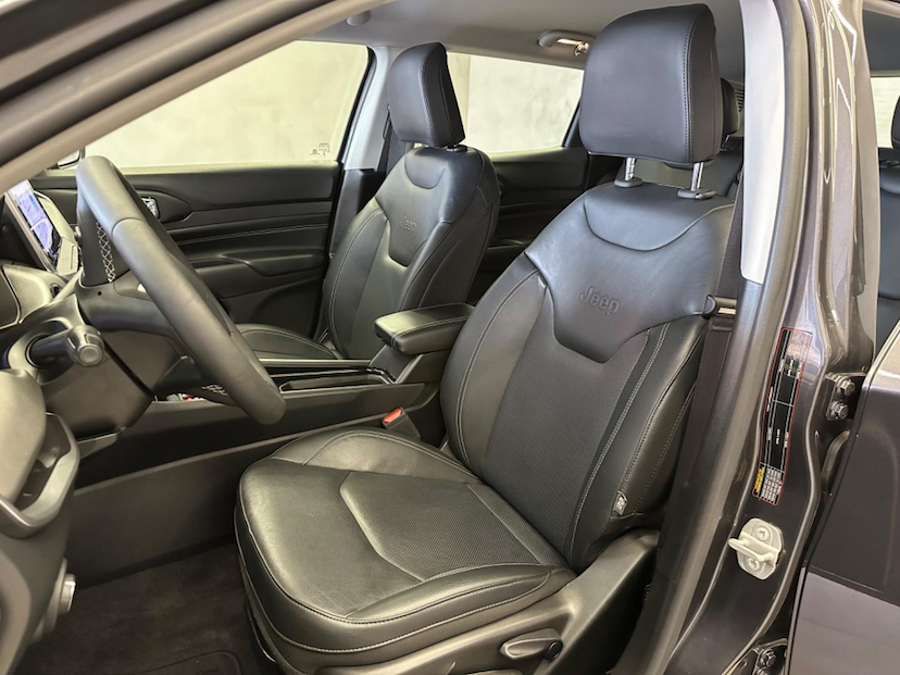 Foto do veículo JEEP COMPASS  LONG TF 2023 15.122 KM 146.900,00