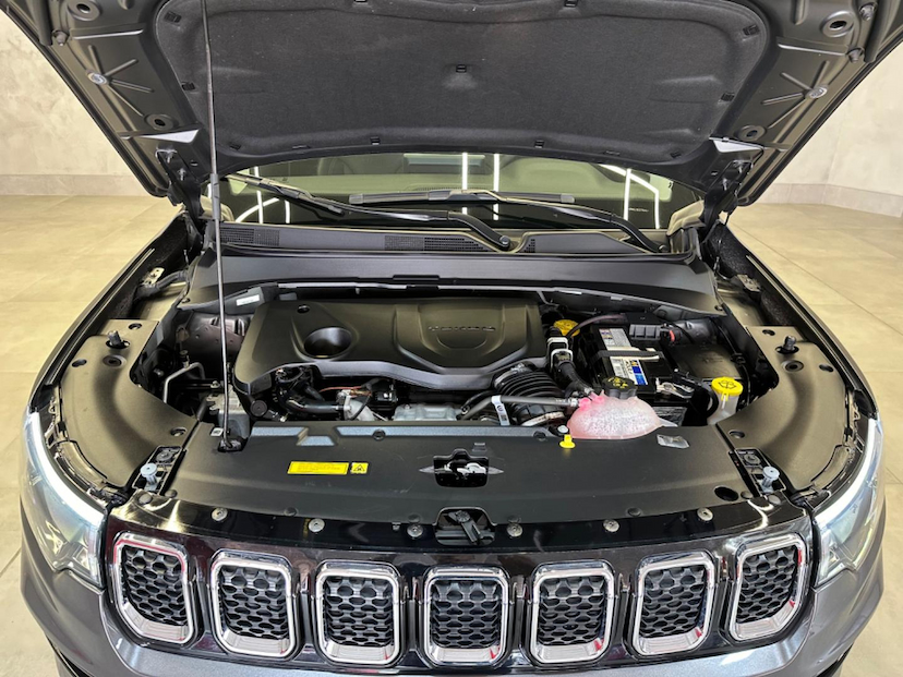 Foto do veículo JEEP COMPASS  LONG TF 2023 15.122 KM 146.900,00