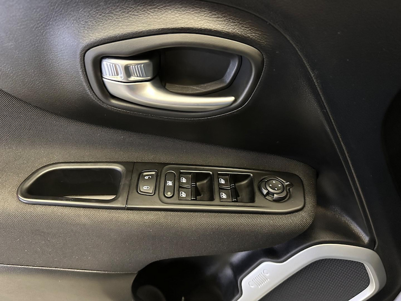 Foto do veículo JEEP RENEGADE  2021 44.851 KM 82.900,00