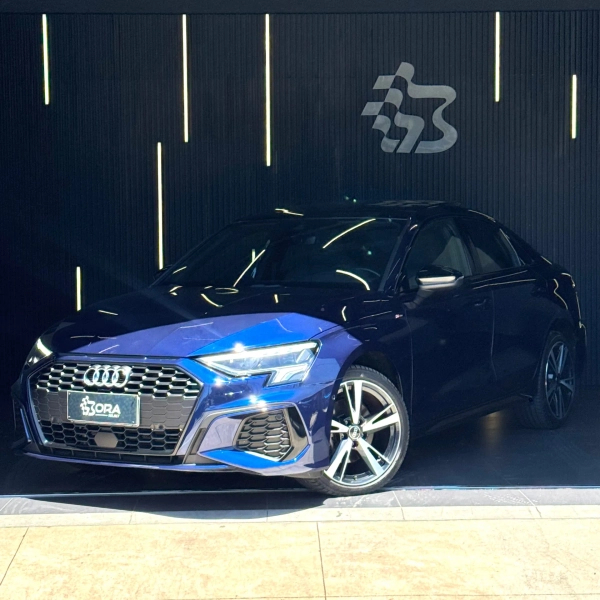 Foto do veículo AUDI A3 2.0 40 TFSI MHEV SEDAN PERFORMANCE BLACK S-TRONIC 2023/2024 3.500 KM R$ 235.990,00