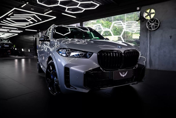 Foto do veículo BMW X5 3.0 I6 TURBO HÍBRIDO XDRIVE50E M SPORT AUTOMÁTICO 2024/2025 2.600 KM R$ 765.900,00