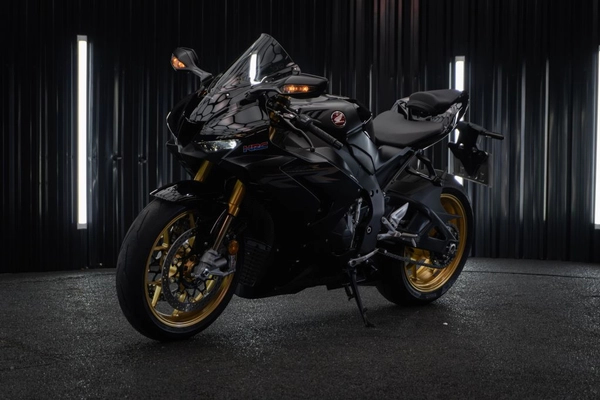 Foto do veículo HONDA CBR 1000 RR-R Fireblade SP 2023/2024 1.943 KM R$ 174.900,00