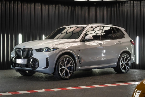 Foto do veículo BMW X5 3.0 I6 TURBO HÍBRIDO XDRIVE50E M SPORT AUTOMÁTICO 2023/2024 20.233 KM R$ 554.900,00