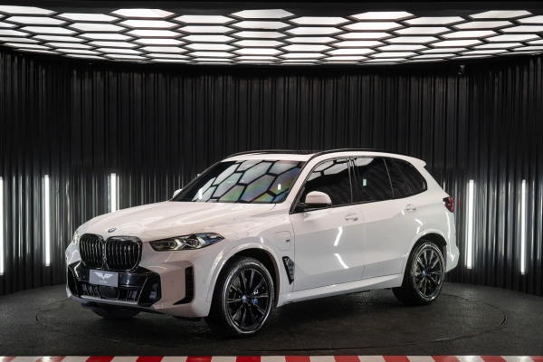 Foto do veículo BMW X5 3.0 I6 TURBO HÍBRIDO XDRIVE50E M SPORT AUTOMÁTICO 2023/2024 47.191 KM R$ 529.900,00
