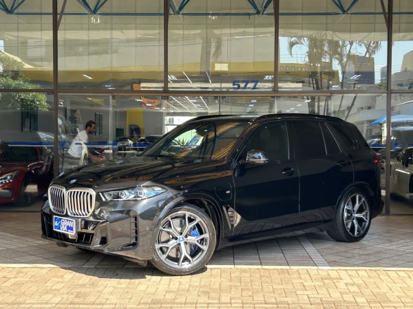 Foto do veículo BMW X5 3.0 I6 TURBO HÍBRIDO XDRIVE50E M SPORT AUTOMÁTICO 2023/2024 27.885 KM R$ 568.000,00