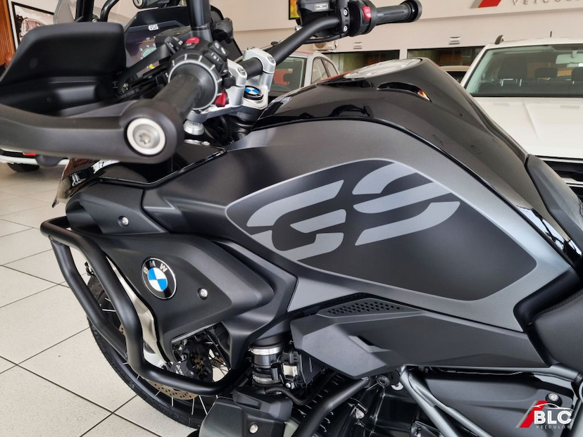 Foto do veículo BMW R 1250 GS PREMIUM TRIPLE BLACK 2023 5.350 KM 96.900,00