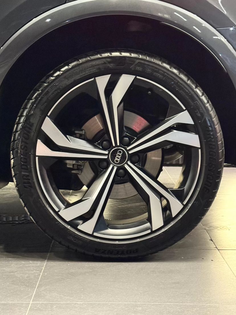 Foto do veículo AUDI Q3 2.0 40 TFSI GASOLINA PERFORMANCE BLACK PLUS QUATTRO TIPTRONIC 2025 800 KM 359.990,00