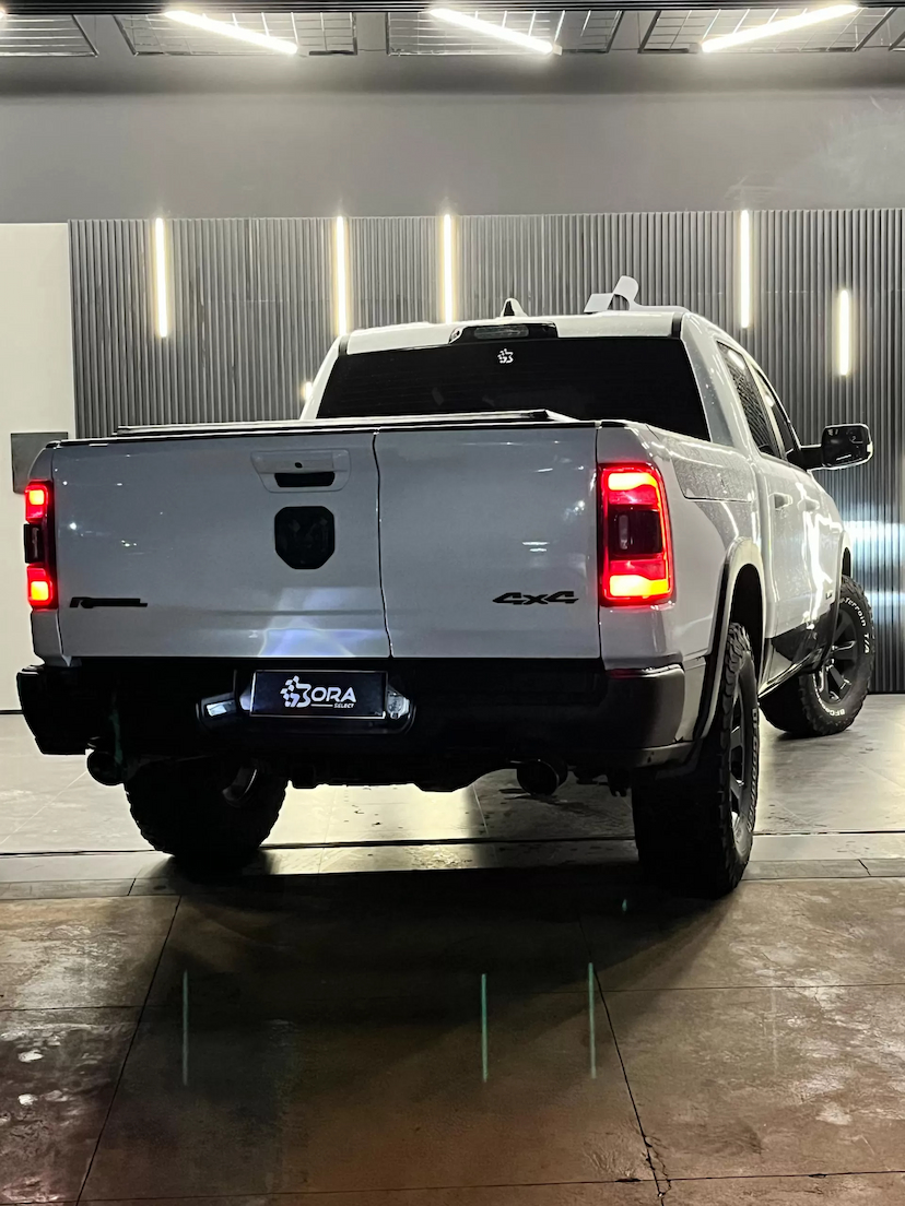 Foto do veículo RAM 1500 5.7 V8 GASOLINA REBEL CD 4X4 AUTOMÁTICO 2022 55.000 KM 384.990,00