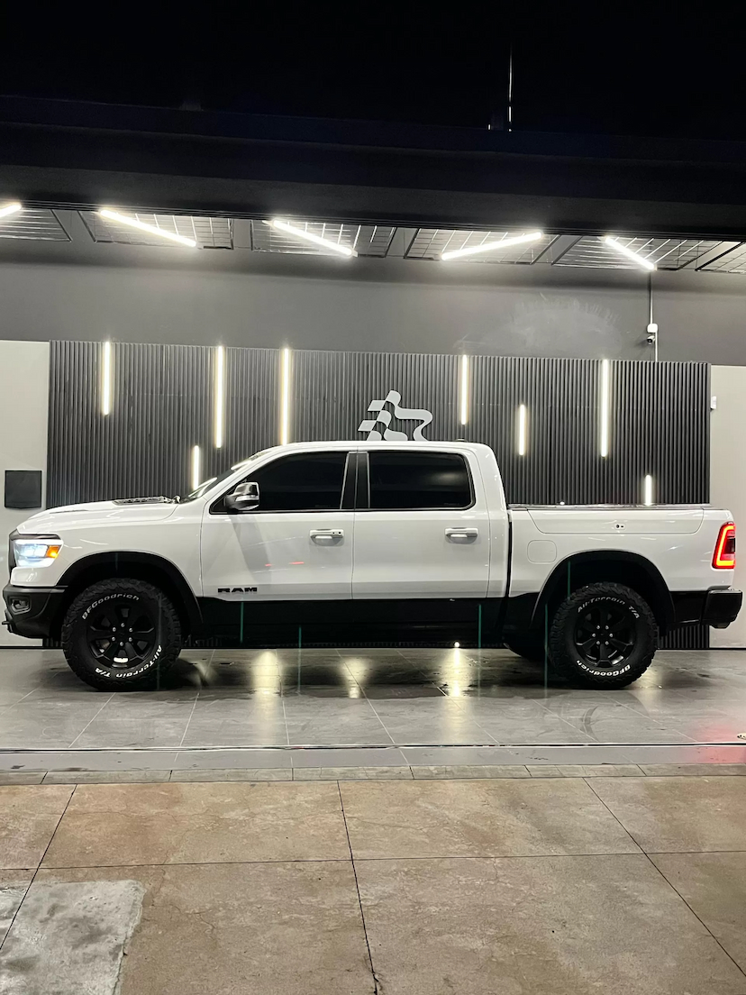 Foto do veículo RAM 1500 5.7 V8 GASOLINA REBEL CD 4X4 AUTOMÁTICO 2022 55.000 KM 384.990,00