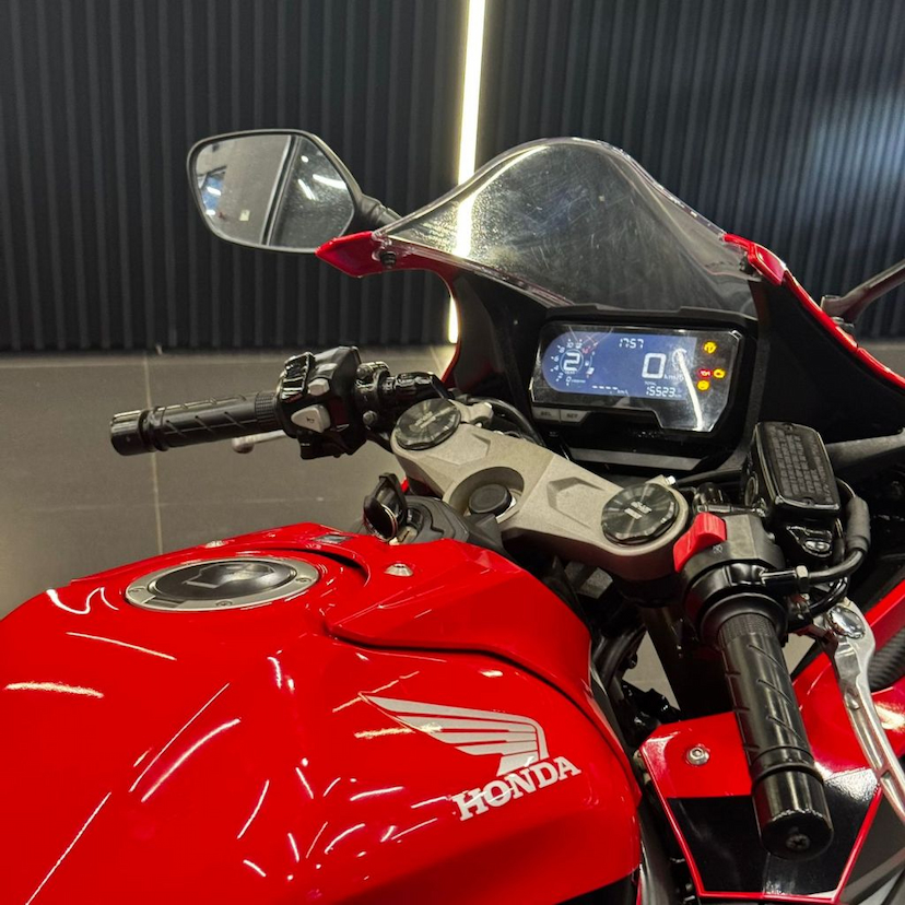 Foto do veículo HONDA CBR 650R ABS 650R ABS 2022 15.000 KM 51.990,00
