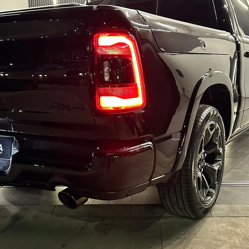 Foto do veículo RAM 1500 5.7 V8 GASOLINA LIMITED NIGHT EDITION CD 4X4 AUTOMÁTICO 2023 7.000 KM 439.990,00