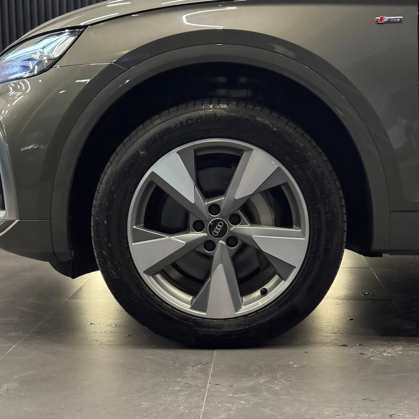 Foto do veículo AUDI Q5 2.0 45 TFSI GASOLINA S LINE BLACK QUATTRO S TRONIC 2025 1.880 KM 392.990,00