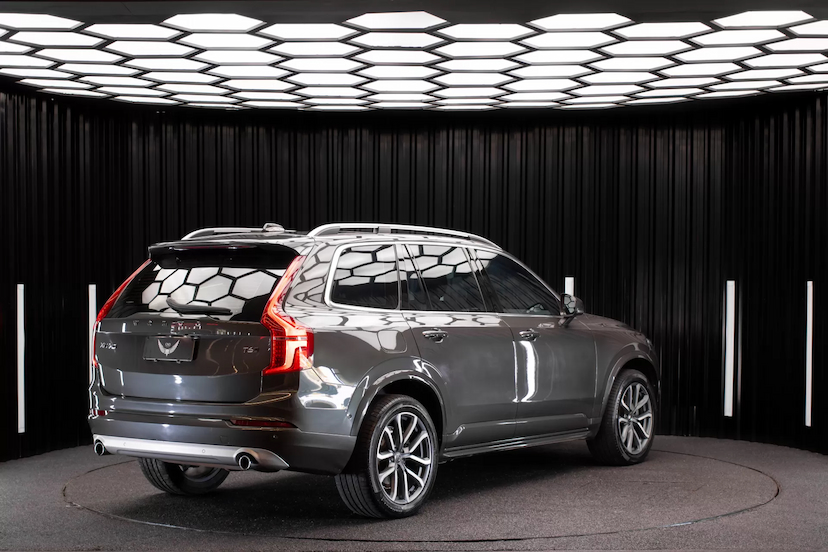 Foto do veículo VOLVO XC90 MOMENTUM 2019 56.600 KM 269.900,00