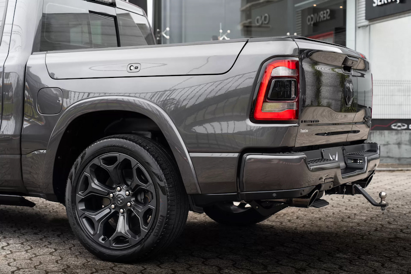 Foto do veículo RAM 1500 5.7 V8 GASOLINA LIMITED NIGHT EDITION CD 4X4 AUTOMÁTICO 2023 40.000 KM 459.900,00