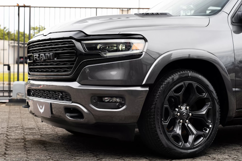 Foto do veículo RAM 1500 5.7 V8 GASOLINA LIMITED NIGHT EDITION CD 4X4 AUTOMÁTICO 2023 40.000 KM 459.900,00