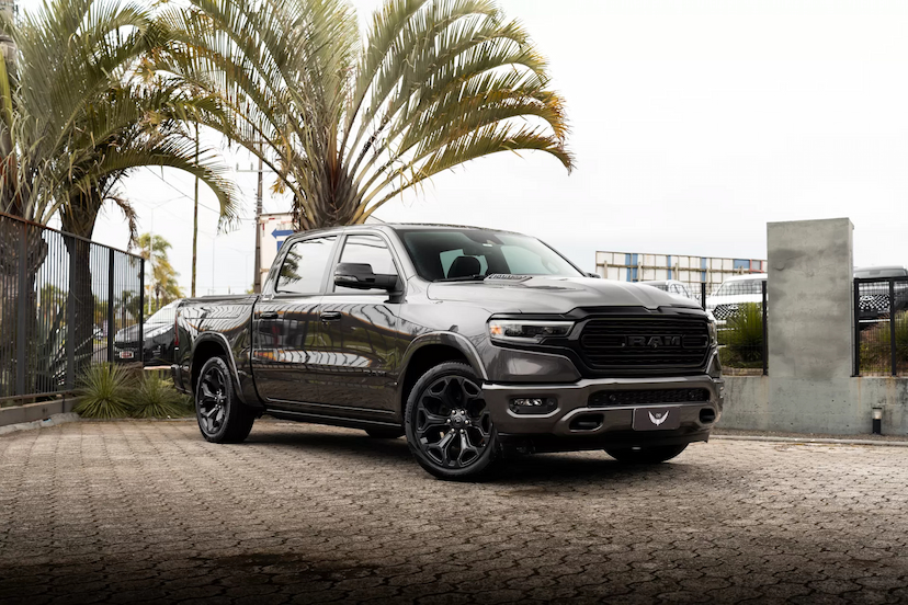 Foto do veículo RAM 1500 5.7 V8 GASOLINA LIMITED NIGHT EDITION CD 4X4 AUTOMÁTICO 2023 40.000 KM 459.900,00