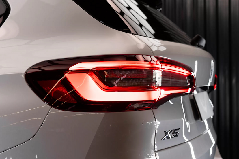 Foto do veículo BMW X5 3.0 I6 TURBO HÍBRIDO XDRIVE45E M SPORT AUTOMÁTICO 2022 17.900 KM 499.900,00