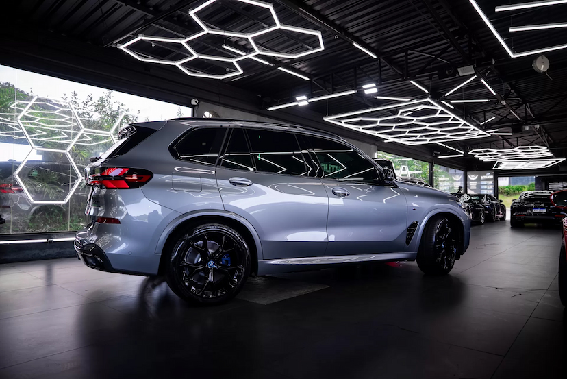 Foto do veículo BMW X5 3.0 I6 TURBO HÍBRIDO XDRIVE50E M SPORT AUTOMÁTICO 2025 2.600 KM 765.900,00